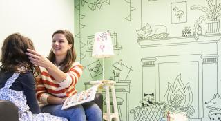 begeleidster met meisje zitten in de zetel