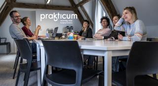 foto prakticum met logo
