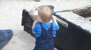 klein kind in een speeltuin