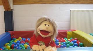 pop 'Wiebel' in een ballenbad