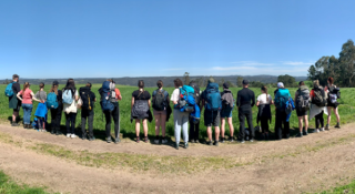 groepsfoto van jongeren die stappen naar Santiago de Compostella