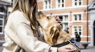 Foto van meisje in OOOC De Grote Robijn met zorghond Sam 