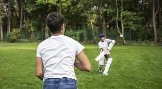 Jongeren van Juno spelen cricket