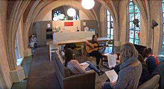 Jongeren maken muziek in de leefgroep 'Toren' van OOOC De Grote Robijn