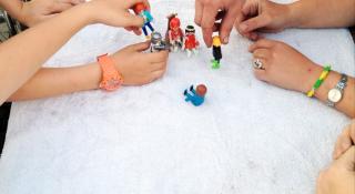 handen van Cliënt met Playmobil mannetjes