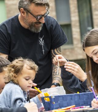 begeleider met jongeren bij Juno